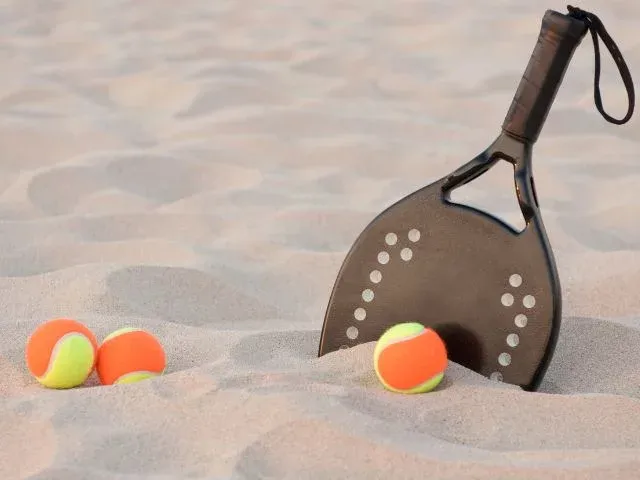 Distrair-se com uma partida de beach tennis