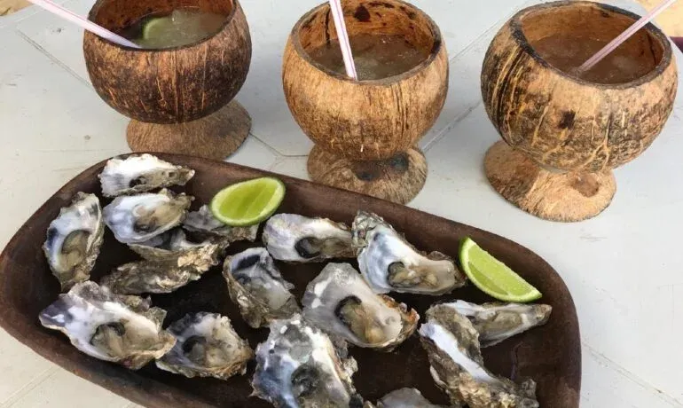 Degustar Ostras e Caranguejos nas barracas no Rio Aracatiaçu