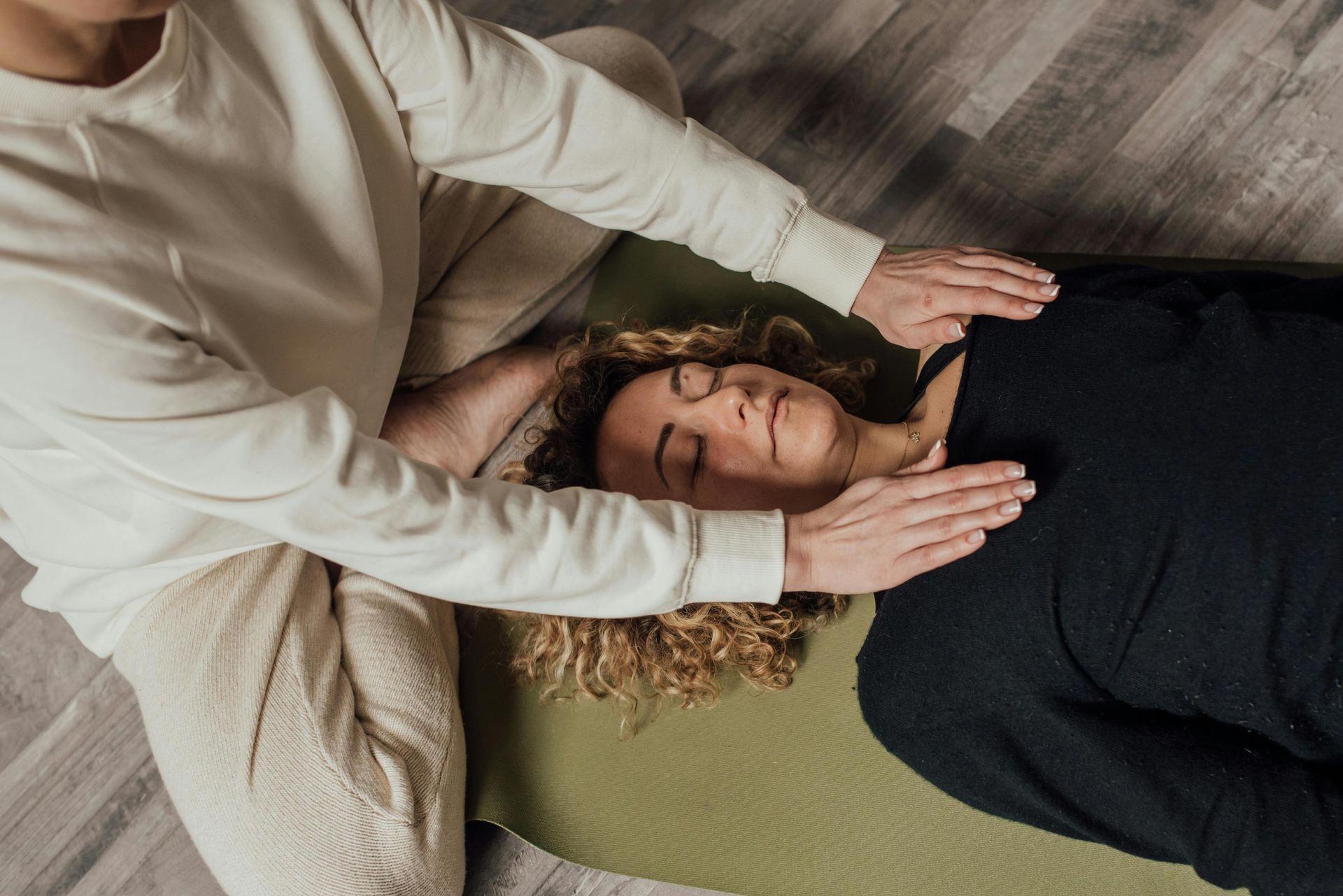 Equilibre seus chakras em uma terapia de Reiki